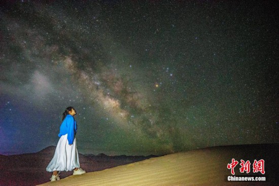 圖為6月20日晚，游客在西藏阿里暗夜公園與銀河“合影”。曹枝清 攝