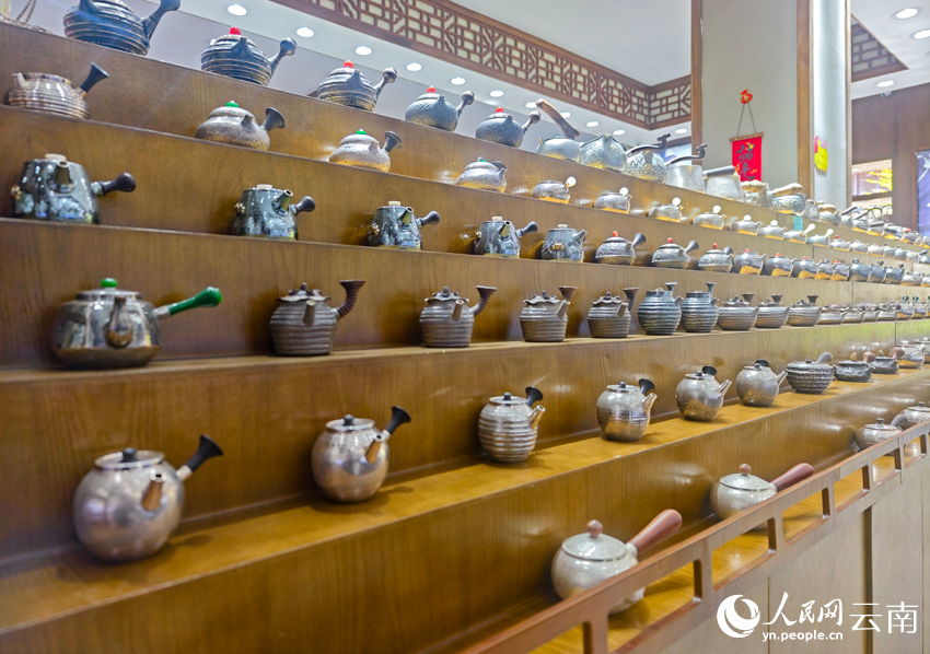 8新華村一家銀器店里的各類銀器。人民網記者 符皓攝