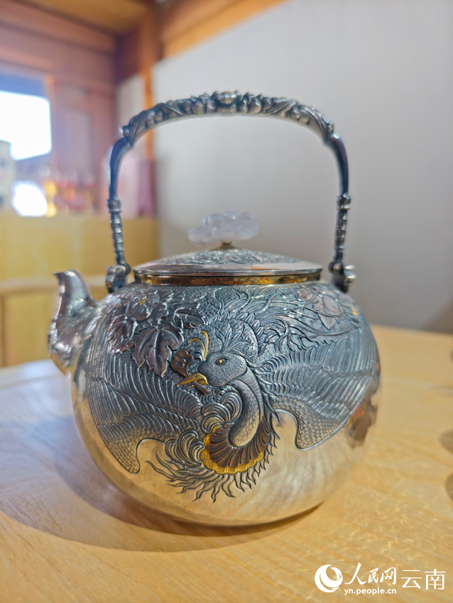 李耀華制作的銀壺。人民網記者 符皓攝