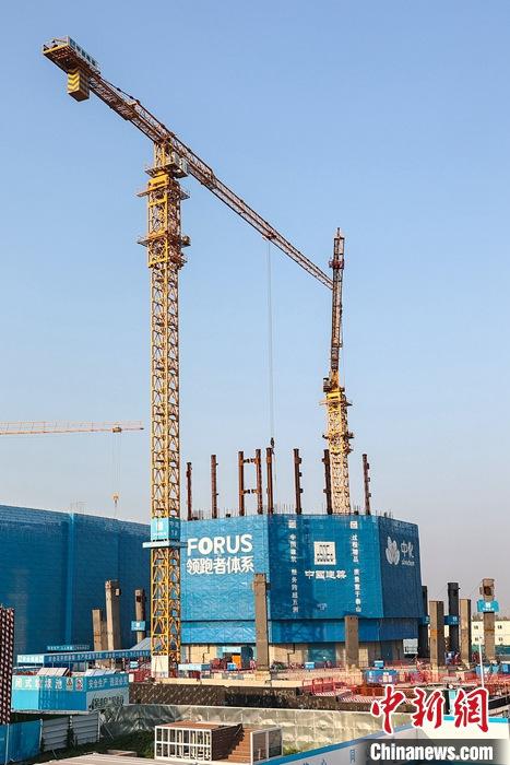 從完成頂層設(shè)計到如火如荼大規(guī)模建設(shè)，六年來，雄安新區(qū)如春天的竹子一般拔節(jié)生長，這座承載千年大計的“未來之城”已雄姿初顯。從“一張白紙”開始著墨，如今的雄安新區(qū)已是濃墨重彩的“山水畫”。<a target='_blank' href='/'>中新社</a>記者近日走訪了雄安新區(qū)多地，從“藍(lán)綠金”三色感受這座“未來之城”的巨大變化。圖為7月19日，河北雄安新區(qū)，中國中化總部基地項目施工現(xiàn)場。 <a target='_blank' href='/'>中新社</a>記者 易海菲 攝