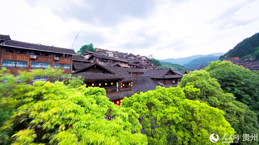 6 穿越機視角下的西江千戶苗寨。人民網記者 涂敏 攝