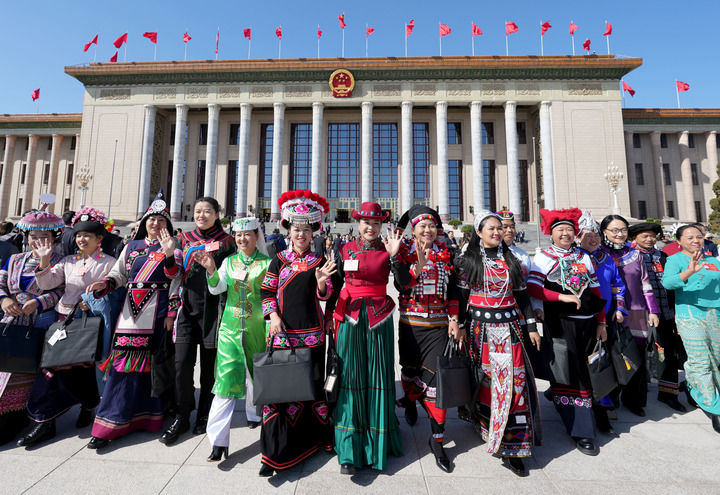 2024年3月8日，十四屆全國人大二次會議第二次全體會議結(jié)束后，女代表在北京人民大會堂前合影留念。新華社記者 王毓國 攝
