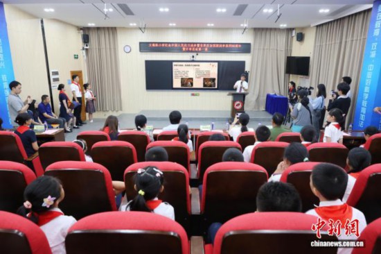 廣州中醫藥大學副校長、廣東省中醫院院長張忠德向學生講述“抗戰中的中醫藥”。吳遠團 攝