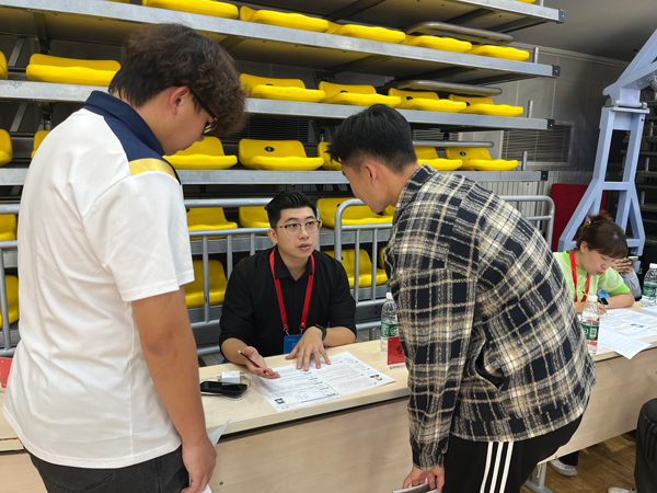 招聘會上，老師為畢業生開展就業指導。校方供圖