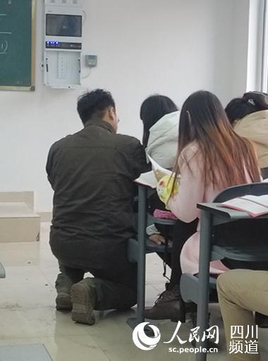 高校教師跪地為學生講題 被贊中國好老師(圖)
