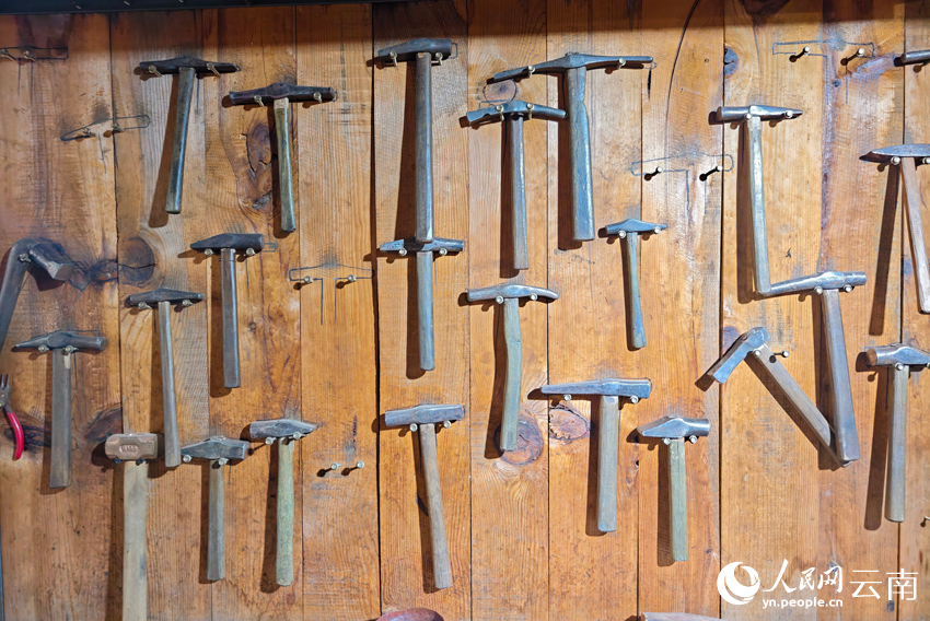 新華村銀器加工作坊里的小錘。人民網記者 符皓攝