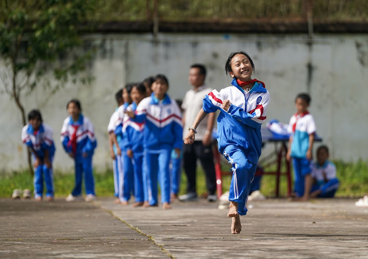 2025年9月15日，云南省普洱市孟連傣族拉祜族佤族自治縣臘福小學學生課間在操場進行奔跑接力比賽。新華社記者 陳欣波 攝