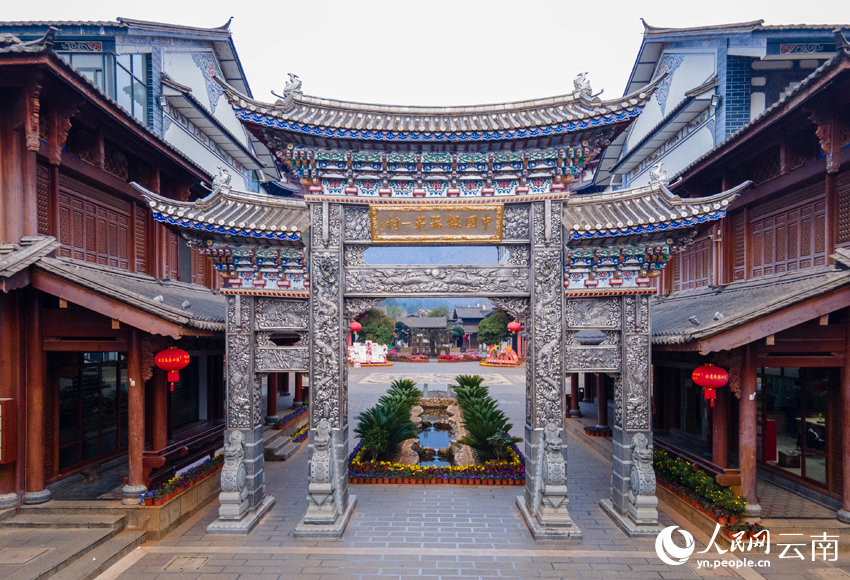 1.新華村耗銀近2.8噸建設的銀牌坊。人民網記者 符皓攝