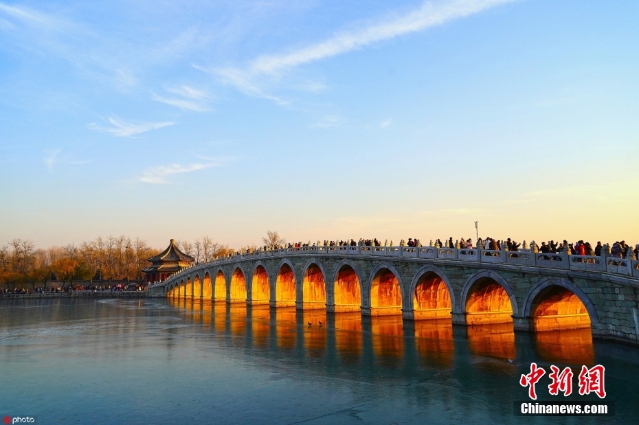 北京頤和園十七孔橋現“金光穿洞”美景