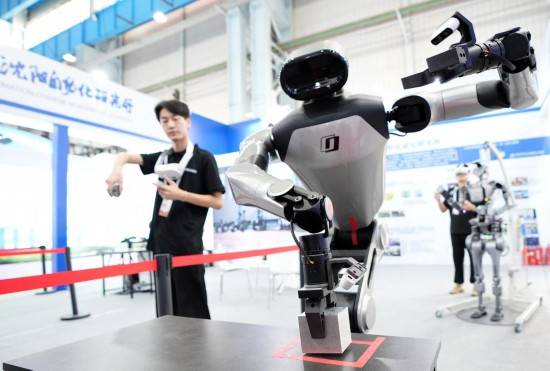 9月5日,在沈陽的2025全球工業互聯網大會的展覽區現場,中國科學院沈陽自動化研究所的機器人工程師在調試具身智能操作系統。新華社記者 李鋼 攝