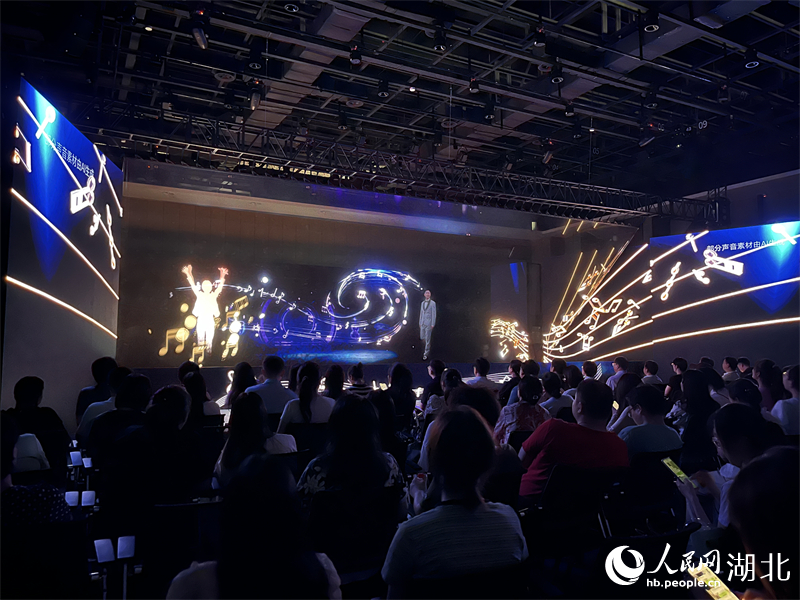 “夢(mèng)幻靈境”AI展演現(xiàn)場(chǎng)火爆。人民網(wǎng)記者 張雋攝