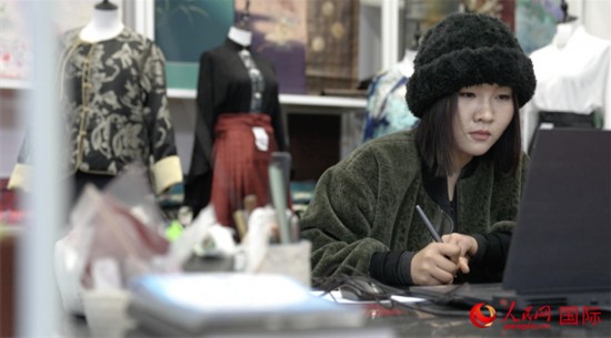 1月23日，在山東省菏澤市曹縣有愛云倉直播基地，張子晨正在設計漢服。 人民網記者 袁蒙攝