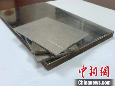 企業(yè)展示的金屬復合材料產品。　張婭子 攝