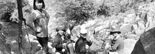 近日，資深驢友隨哥組織驢友到濟南仲宮太甲山游玩。圖為驢友正在山路上休息。隨哥供圖