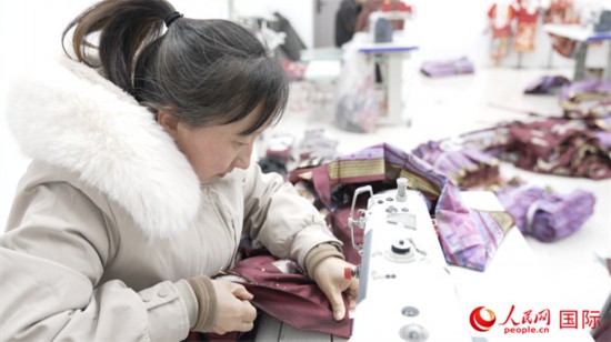 1月24日，在山東省菏澤市曹縣大集鎮云牧服飾有限公司，高燕正在縫制馬面裙。 人民網記者 袁蒙攝