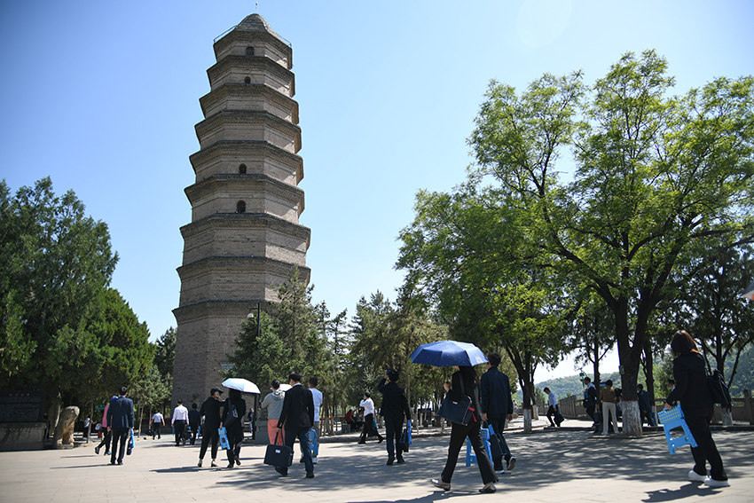 圖為2024年5月7日，游客在延安寶塔山參觀。 新華社記者 張博文 攝