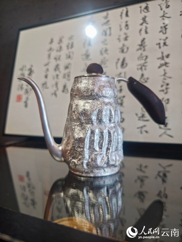 李杰加工制作的銀壺。人民網記者 符皓攝