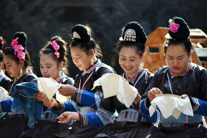 2019年3月12日，在貴州省黎平縣侗品源傳統(tǒng)工藝農(nóng)民專業(yè)合作社，侗族婦女在刺繡。新華社記者 楊文斌 攝