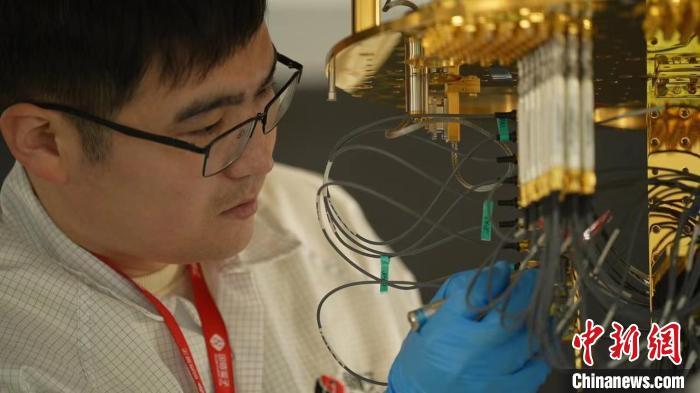 科研人員正在組裝超導量子計算機。