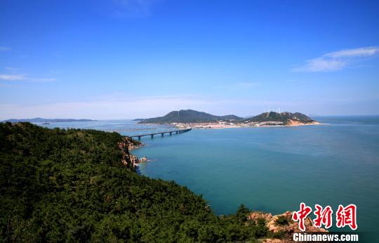 煙臺環(huán)境優(yōu)美、氣候宜人，遍布的海水浴場、濱海觀光景點(diǎn)為游艇帆船產(chǎn)業(yè)發(fā)展創(chuàng)造了條件。(資料圖) 楊兵 攝