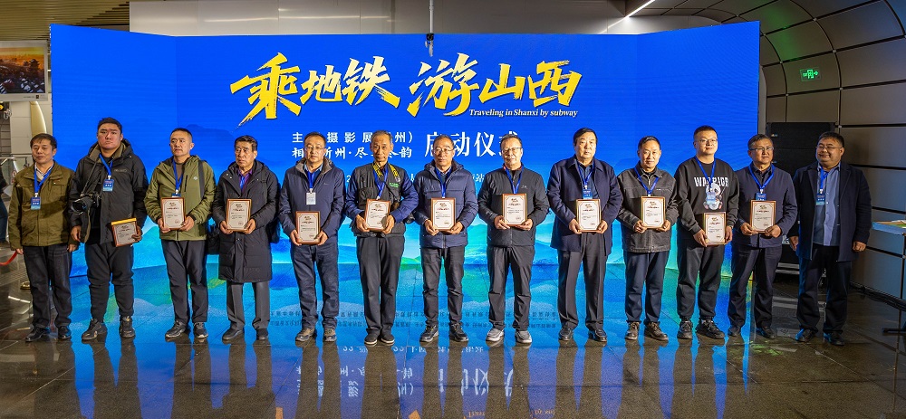 活動為參展攝影家頒發入展證書。