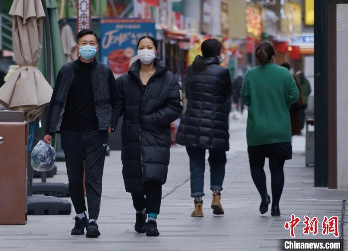 圖為市民穿羽絨服出行?！●R銘言 攝