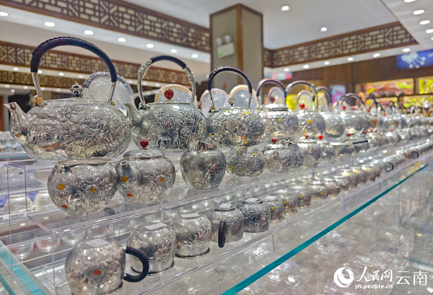 新華村一家銀器店里的各類銀器。人民網記者 符皓攝